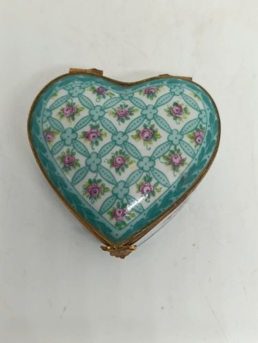 ancienne petite boite à bijoux en forme de coeur en porcelaine de paris en bon etat