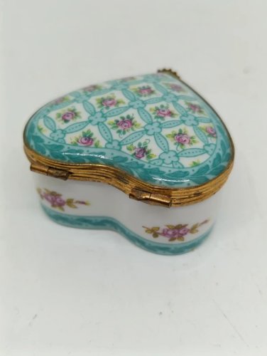 ancienne petite boite à bijoux en forme de coeur en porcelaine de paris en bon etat