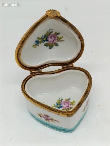 ancienne petite boite à bijoux en forme de coeur en porcelaine de paris en bon etat