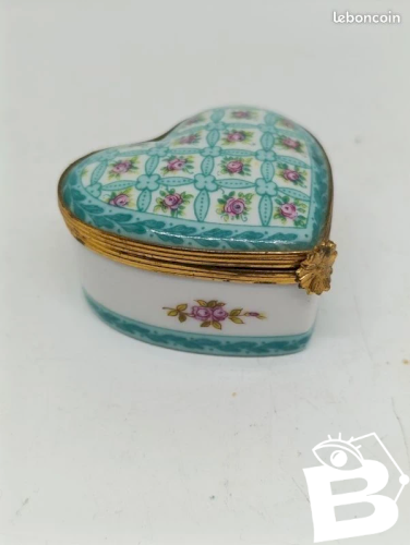 ancienne petite boite à bijoux en forme de coeur en porcelaine de paris en bon etat