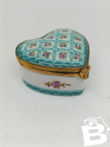 ancienne petite boite à bijoux en forme de coeur en porcelaine de paris en bon etat