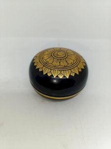 ancienne petite boite a bijoux laque avec decor fleur doré en bon etat