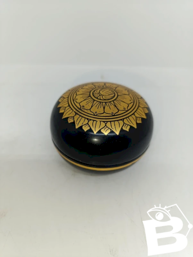 ancienne petite boite a bijoux laque avec decor fleur doré en bon etat