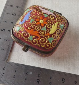 Ancienne petite boîte à pilule rectangulaire / pilulier, en verre émaillé