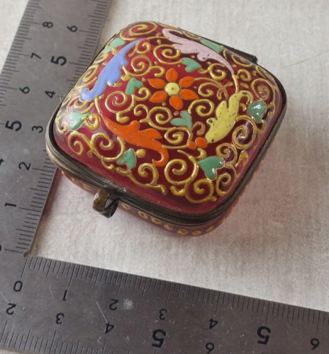 Ancienne petite boîte à pilule rectangulaire / pilulier, en verre émaillé