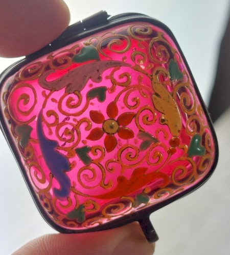 Ancienne petite boîte à pilule rectangulaire / pilulier, en verre émaillé