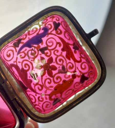 Ancienne petite boîte à pilule rectangulaire / pilulier, en verre émaillé