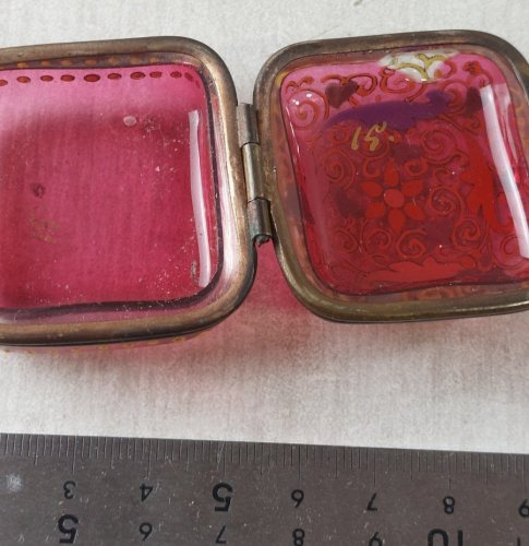 Ancienne petite boîte à pilule rectangulaire / pilulier, en verre émaillé