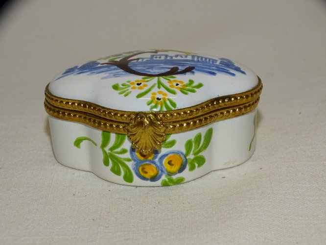 -ANCIENNE PETITE BOITE à PILULES LES FAÏENCES de FRANCE COLLECTION VITRINE   D
