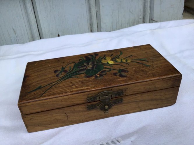 ancienne petite boîte à timbres en bois décor violettes et mimosas