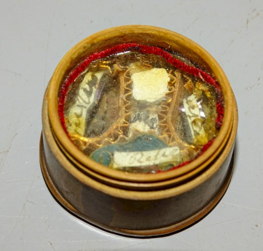 -ANCIENNE PETITE BOITE BOIS RELIQUAIRE PAPEROLLES à déchiffrer RELIGION  D