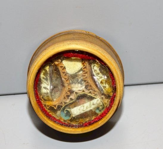 -ANCIENNE PETITE BOITE BOIS RELIQUAIRE PAPEROLLES à déchiffrer RELIGION  D