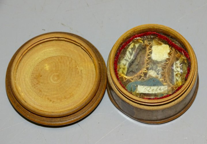 -ANCIENNE PETITE BOITE BOIS RELIQUAIRE PAPEROLLES à déchiffrer RELIGION  D