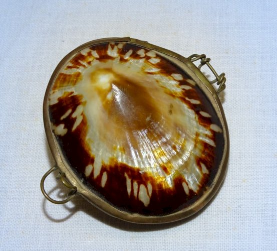 - ANCIENNE PETITE BOITE COQUILLAGE et MONTURE LAITON à CHAPELET ou PILULES   D