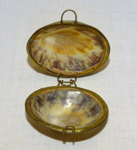 - ANCIENNE PETITE BOITE COQUILLAGE et MONTURE LAITON à CHAPELET ou PILULES   D