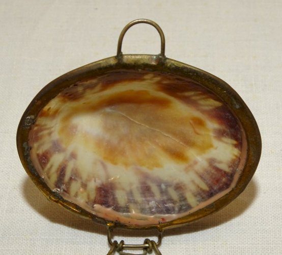 - ANCIENNE PETITE BOITE COQUILLAGE et MONTURE LAITON à CHAPELET ou PILULES   D