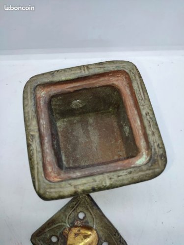 Ancienne petite boite (pot a parfum?)en terre cuite a decor floral et animalier