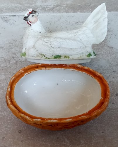 Ancienne Petite Boite Poule Couveuse  Céramique Biscuit Old Chicken Box