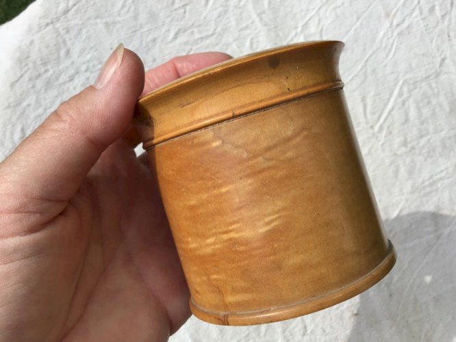 Ancienne petite boîte ronde en bois tourné / Décor peint chalet montagne