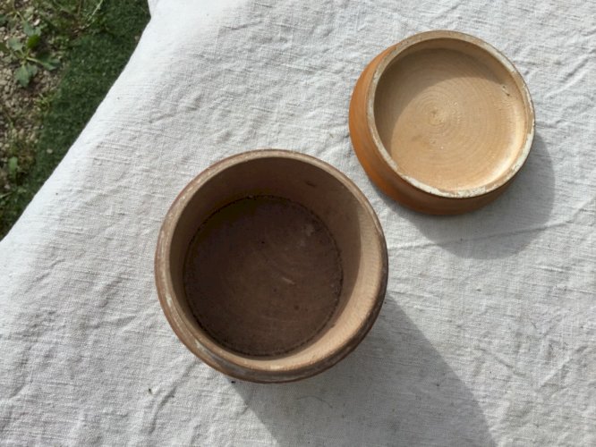 Ancienne petite boîte ronde en bois tourné / Décor peint chalet montagne