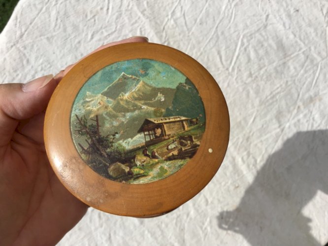 Ancienne petite boîte ronde en bois tourné / Décor peint chalet montagne
