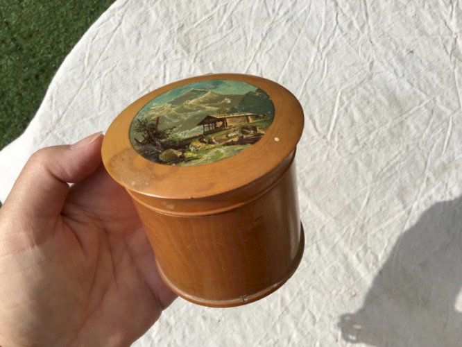 Ancienne petite boîte ronde en bois tourné / Décor peint chalet montagne