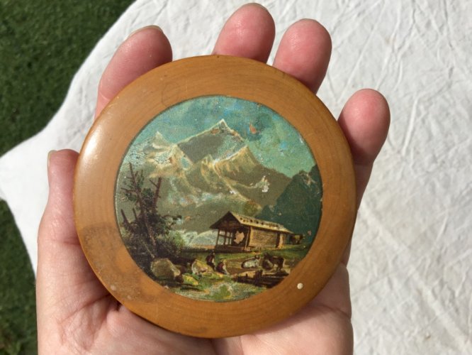 Ancienne petite boîte ronde en bois tourné / Décor peint chalet montagne