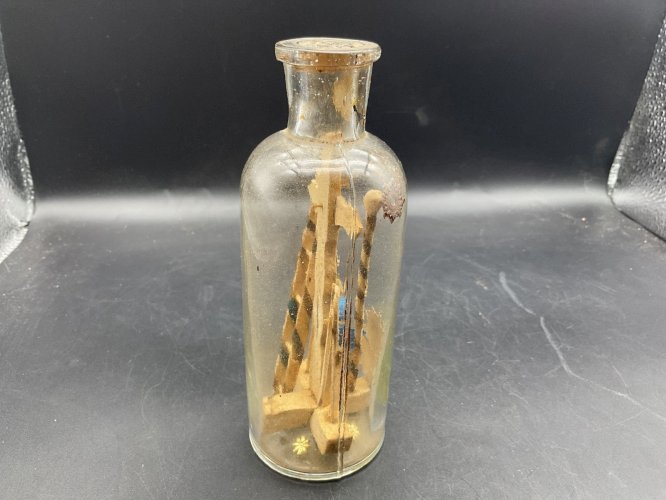 Ancienne petite bouteille croix de la passion / Calvaire