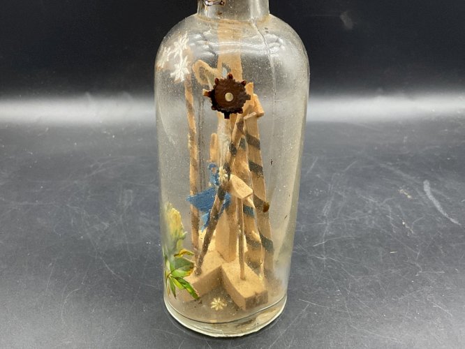 Ancienne petite bouteille croix de la passion / Calvaire