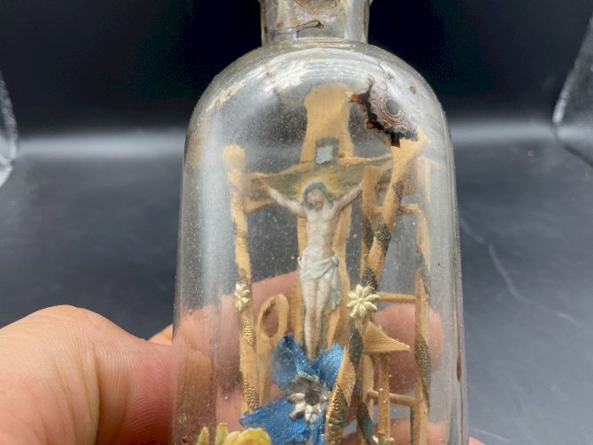 Ancienne petite bouteille croix de la passion / Calvaire