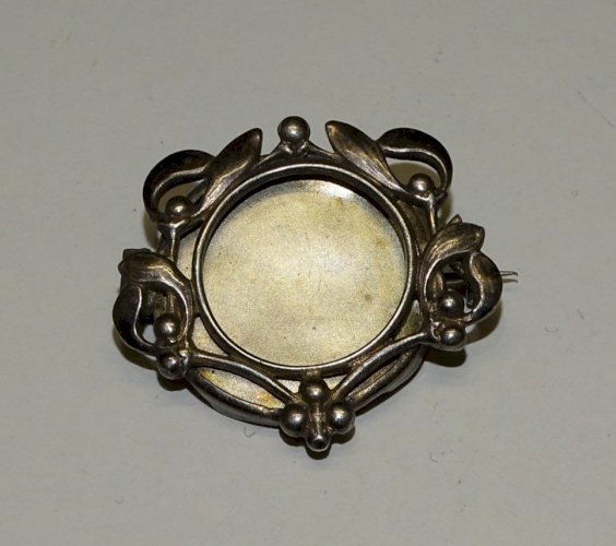 -ANCIENNE PETITE BROCHE PORTE PHOTO ART NOUVEAU METAL ARGENTE FLEURS de GUI   D