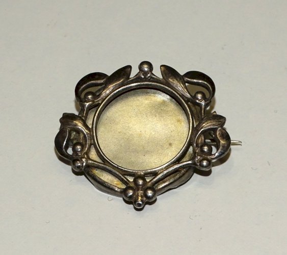 -ANCIENNE PETITE BROCHE PORTE PHOTO ART NOUVEAU METAL ARGENTE FLEURS de GUI   D