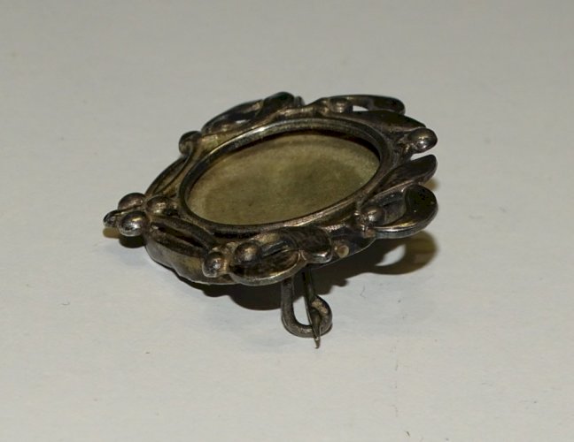 -ANCIENNE PETITE BROCHE PORTE PHOTO ART NOUVEAU METAL ARGENTE FLEURS de GUI   D