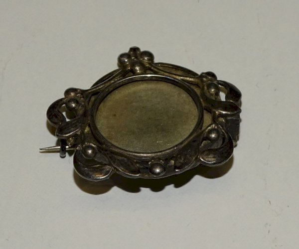 -ANCIENNE PETITE BROCHE PORTE PHOTO ART NOUVEAU METAL ARGENTE FLEURS de GUI   D