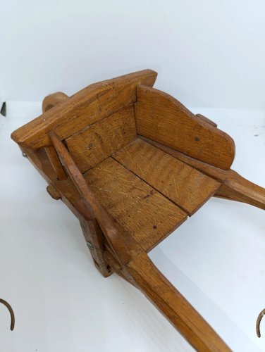 ancienne  petite brouette en bois pour decoration en bon etat