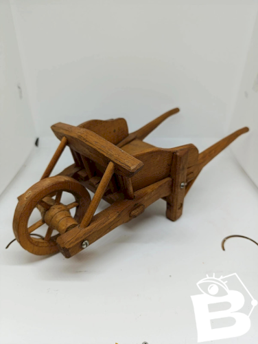ancienne  petite brouette en bois pour decoration en bon etat