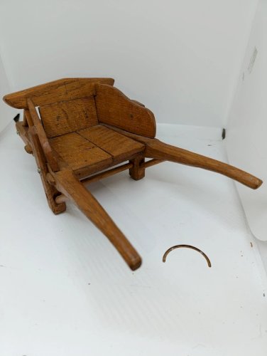 ancienne  petite brouette en bois pour decoration en bon etat