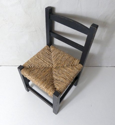 Ancienne petite chaise paillée en bois noir taille enfant vintage