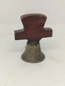 ancienne petite cloche avec poignee bois et cloche bronze ou metal doré