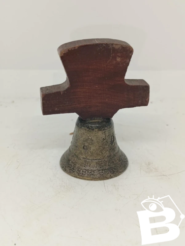 ancienne petite cloche avec poignee bois et cloche bronze ou metal doré