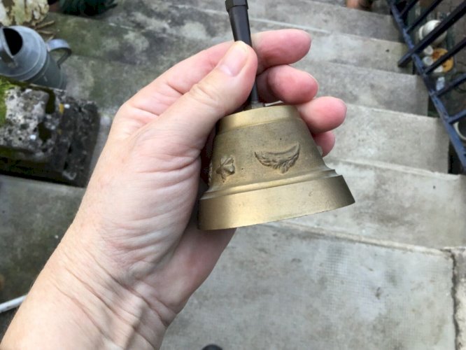 Ancienne petite Cloche En Bronze de Chamonix  joli tintement