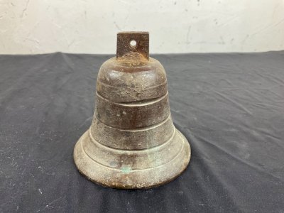 ANCIENNE PETITE CLOCHE STYLE D'EGLISE EN BRONZE OU D ENTRÉE