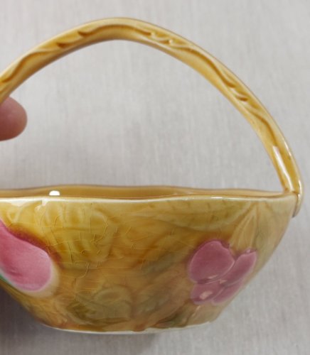 Ancienne petite corbeille / panier, décor fruits, en barbotine de Sarreguemines