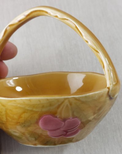 Ancienne petite corbeille / panier, décor fruits, en barbotine de Sarreguemines