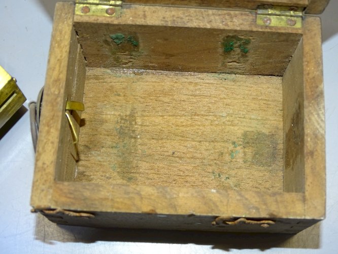 -ANCIENNE PETITE EQUERRE de Géomètre laiton  DANS  sa BOITE BOIS OUTIL ANCIEN  D