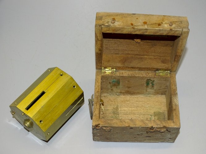 -ANCIENNE PETITE EQUERRE de Géomètre laiton  DANS  sa BOITE BOIS OUTIL ANCIEN  D