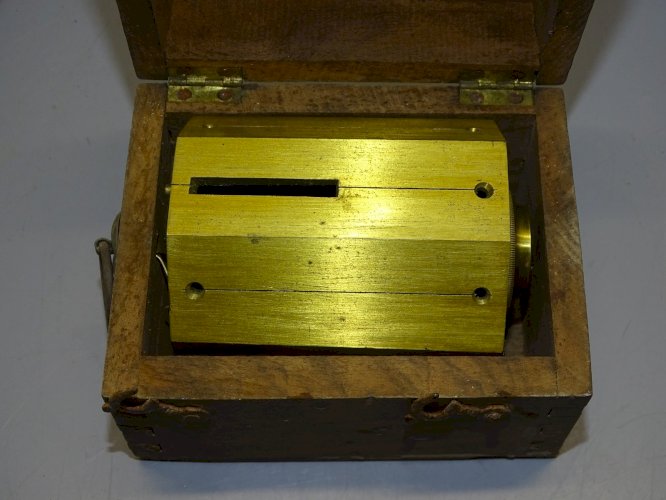 -ANCIENNE PETITE EQUERRE de Géomètre laiton  DANS  sa BOITE BOIS OUTIL ANCIEN  D