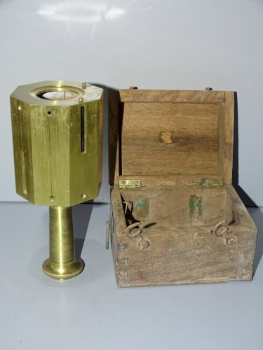 -ANCIENNE PETITE EQUERRE de Géomètre laiton  DANS  sa BOITE BOIS OUTIL ANCIEN  D