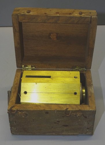 -ANCIENNE PETITE EQUERRE de Géomètre laiton  DANS  sa BOITE BOIS OUTIL ANCIEN  D