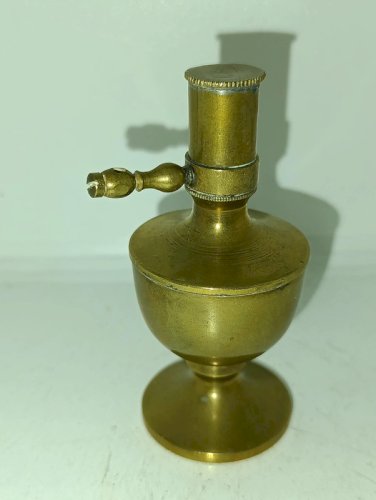 ancienne petite lampe a huile en laiton en etat correct